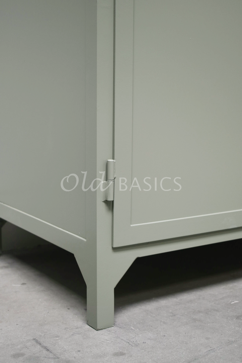 Detail van Apothekerskast Demi, 3 deuren, RAL7033, groen, grijs, materiaal staal